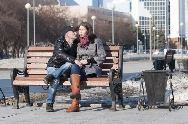 Pareja Cariñosa Camina Por Parque —  Fotos de Stock