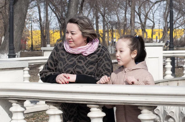 Madre con la hija caminando en el parque . —  Fotos de Stock