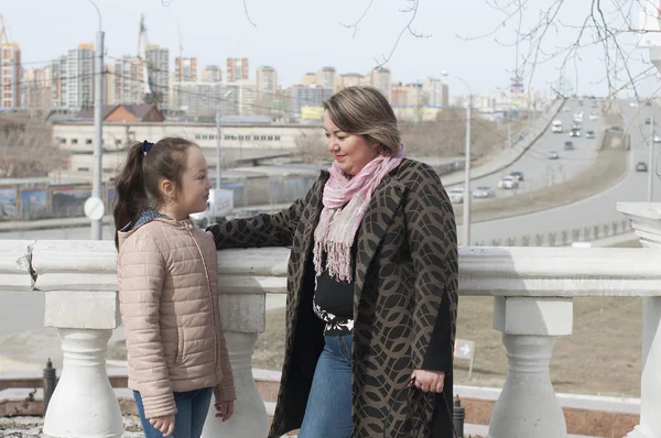 Madre con la hija caminando en el parque . —  Fotos de Stock