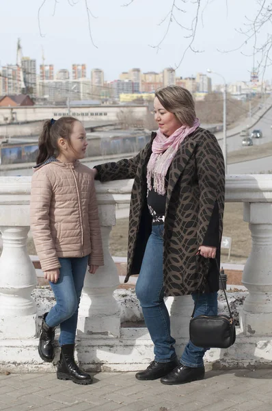 Madre con la hija caminando en el parque . —  Fotos de Stock