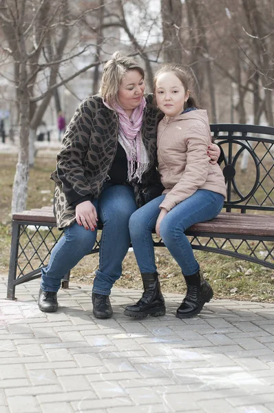 Μητέρα με την κόρη του με τα πόδια στο πάρκο. — Φωτογραφία Αρχείου
