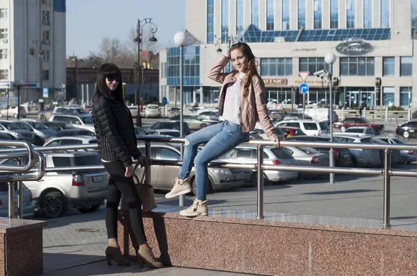 Two girlfriends talk in the park. — Stock Photo, Image