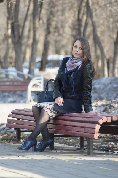 La hermosa mujer sonríe en el parque . —  Fotos de Stock