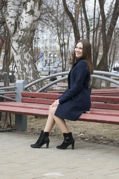 공원에서 벤치에 앉아 아름 다운 러시아 여자. — 스톡 사진