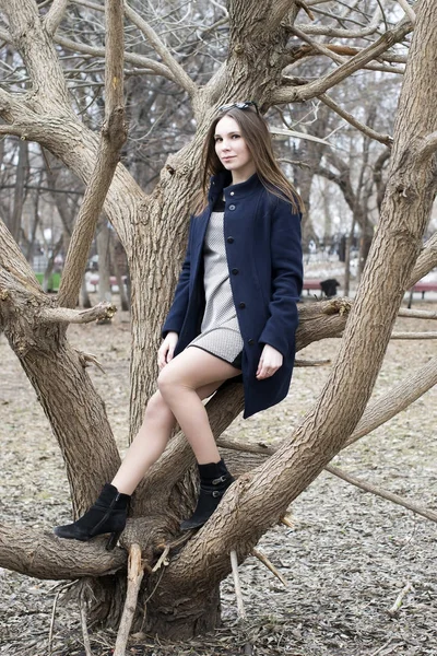 La belle femme russe pose dans le parc . — Photo