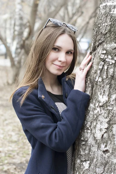 La hermosa mujer rusa posa en el parque . —  Fotos de Stock