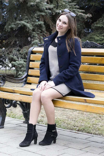 Retrato de la hermosa chica rusa en el parque . —  Fotos de Stock