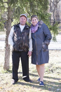 Mutlu yaşlı çift Parkta yürümek.