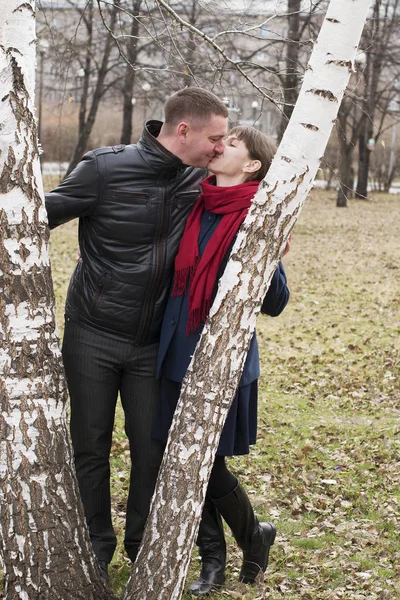 La joven pareja amorosa camina por el parque . —  Fotos de Stock
