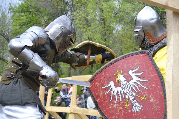 Walk rycerskich na festiwalu kultury średniowiecza w Tyumen, Federacja Rosyjska — Zdjęcie stockowe