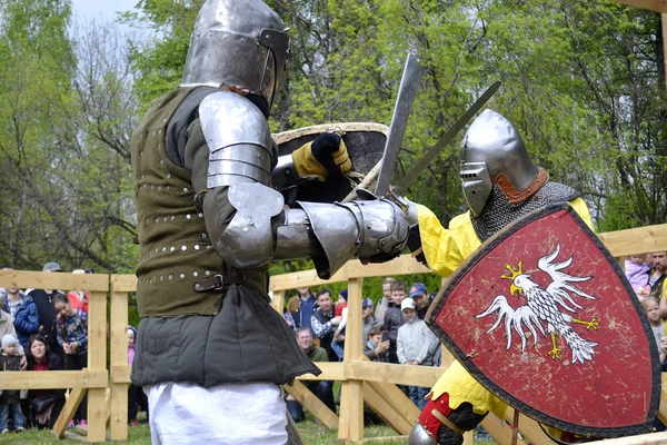 Peleas de caballeros en el Festival de la cultura medieval en Tyumen, Rusia — Foto de Stock