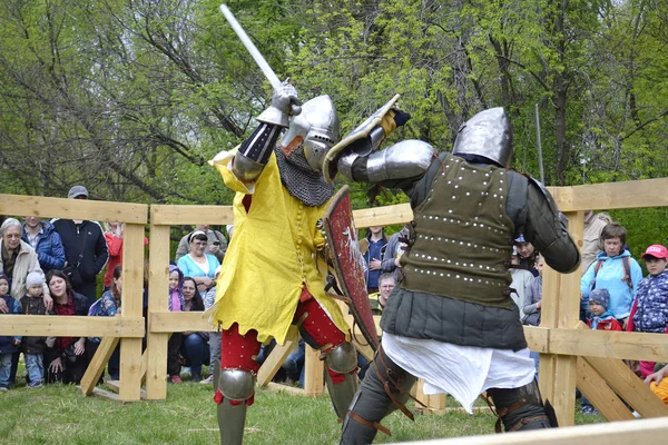 Peleas de caballeros en el Festival de la cultura medieval en Tyumen, Rusia — Foto de Stock