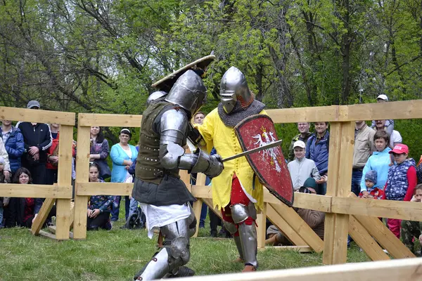 Ridderlijke gevechten op het Festival van de middeleeuwse cultuur in Tjoemen, Rusland — Stockfoto