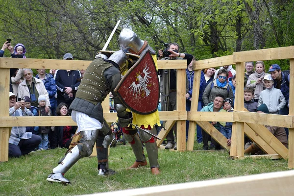 Lovagi harcol a fesztiválon, a középkori kultúra Tyumen, Oroszország — Stock Fotó