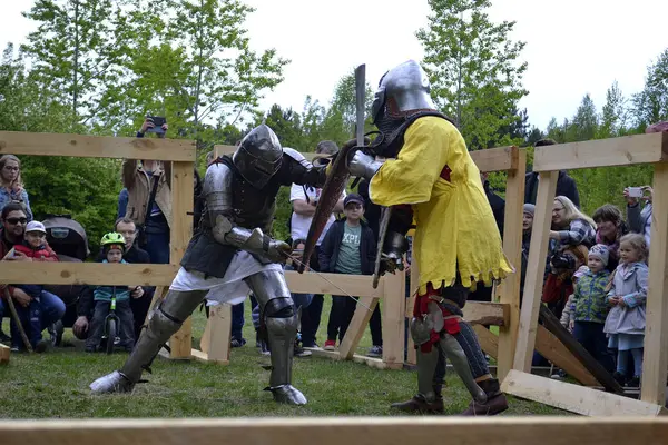 Peleas de caballeros en el Festival de la cultura medieval en Tyumen, Rusia — Foto de Stock