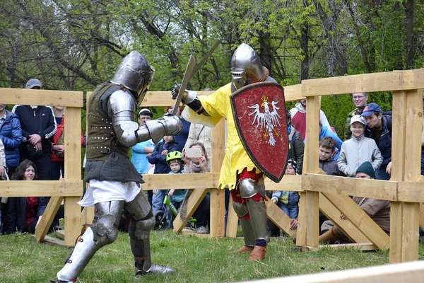 Caballeros peleas en el Festival de la cultura medieval en Tyumen, R — Foto de Stock