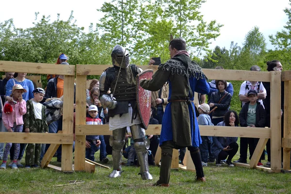 Caballeros peleas en el Festival de la cultura medieval en Tyumen, R — Foto de Stock