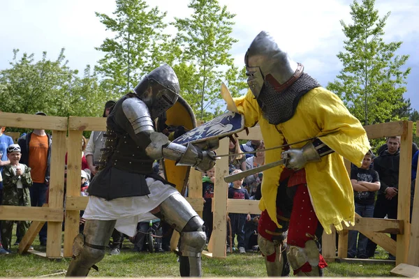 Caballeros peleas en el Festival de la cultura medieval en Tyumen, R — Foto de Stock