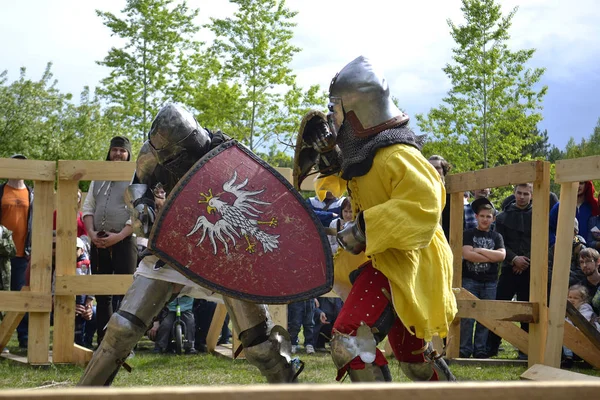 Caballeros peleas en el Festival de la cultura medieval en Tyumen, R — Foto de Stock