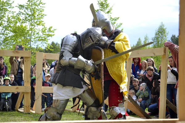 Ridderlijke gevechten op het Festival van de middeleeuwse cultuur in Tyumen, R — Stockfoto