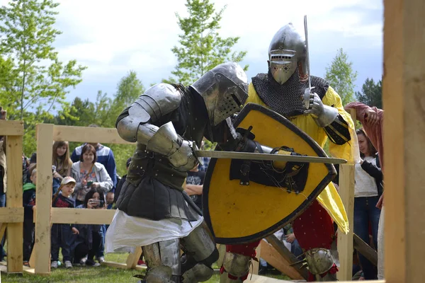 Peleas de caballeros en el Festival de la cultura medieval en Tyumen, Rusia — Foto de Stock