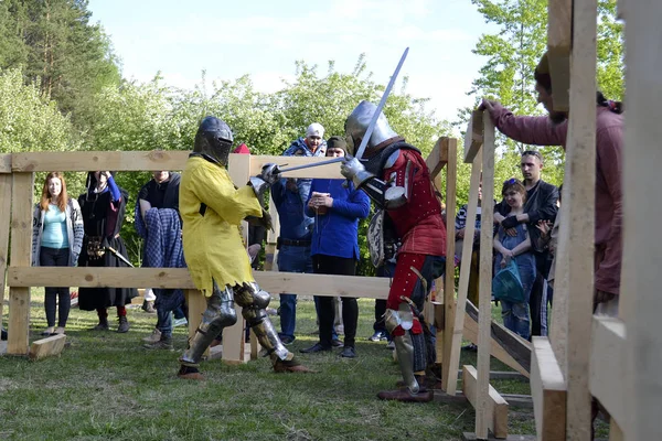 Lovagi harcol a fesztiválon, a középkori kultúra Tyumen, R — Stock Fotó