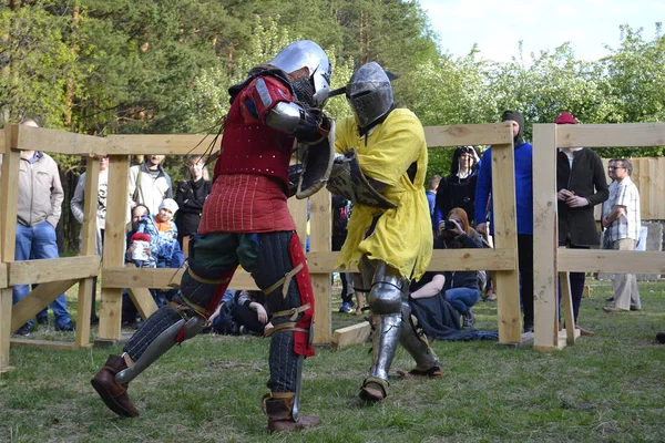 Knightly fights at the Festival of medieval culture in Tyumen, R — Stock Photo, Image