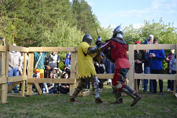 Caballeros peleas en el Festival de la cultura medieval en Tyumen, R — Foto de Stock