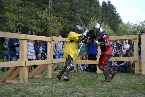 Caballeros peleas en el Festival de la cultura medieval en Tyumen, R — Foto de Stock
