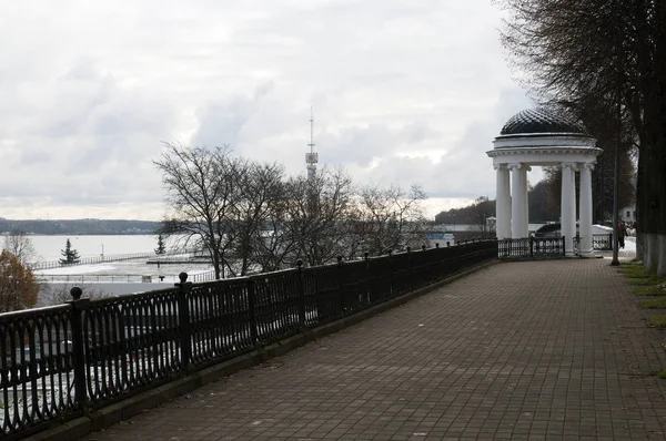 Hermosa vista de un cenador en el río en la ciudad de Yaroslavl —  Fotos de Stock