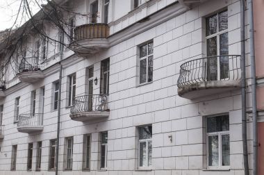 Küçük balkonları olan eski ev. Yaroslavl, Rusya Federasyonu.