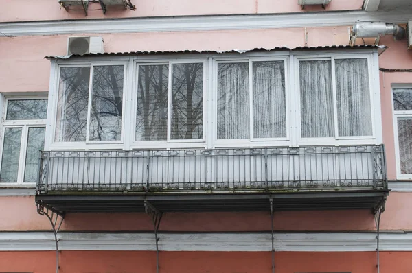 Den inglasade balkongen i det gamla huset. — Stockfoto