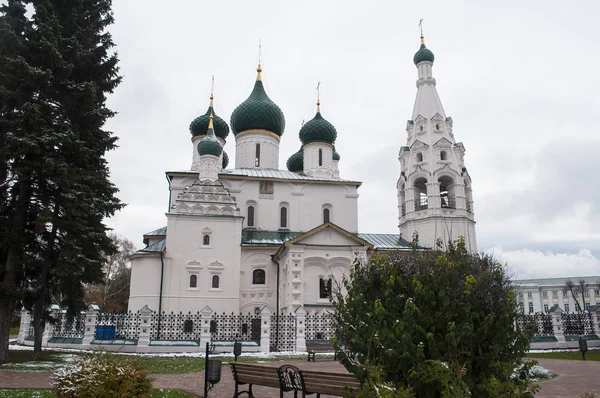 Forntida kyrka i Yaroslavl, Ryssland. — Stockfoto