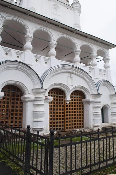 Fragment av antika ryska kyrkan. Yaroslavl, Ryssland. — Stockfoto