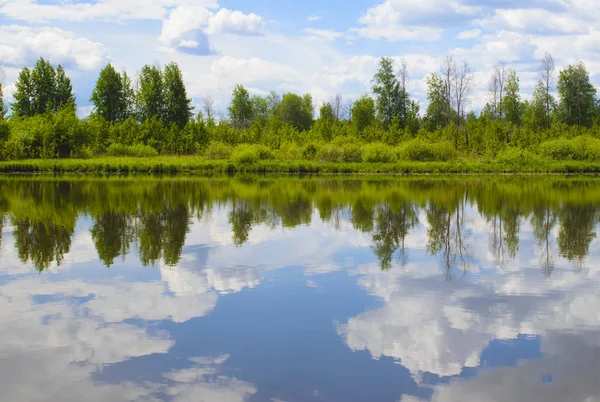 Piękne lato krajobraz z odbicie chmur w rive — Zdjęcie stockowe