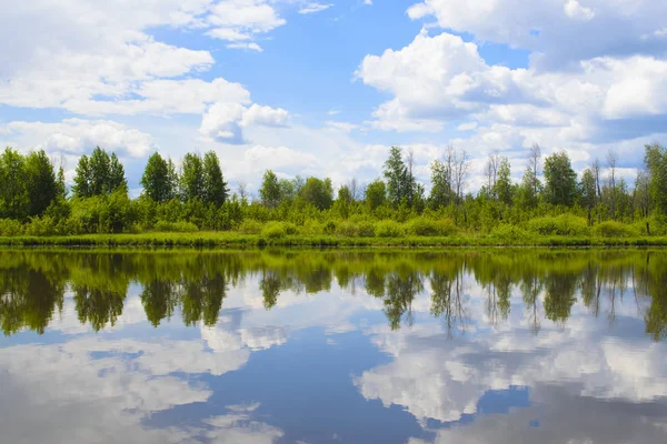 Piękne lato krajobraz z odbicie chmur w rive — Zdjęcie stockowe