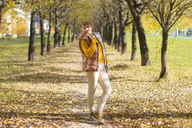 40 yaşında, sonbaharda güzel bir Rus kadının portresi.