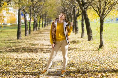 40 yaşında, sonbaharda güzel bir Rus kadının portresi.