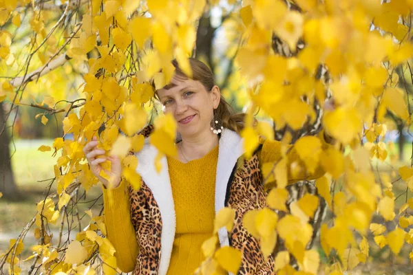 美しいロシアの女性の肖像画40歳,秋に — ストック写真