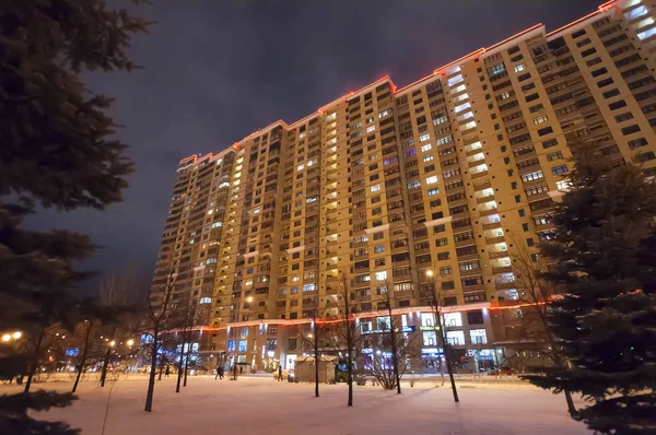 Tyumen, Rusya, 1 Ocak 2020: yelkenler, konutlar.