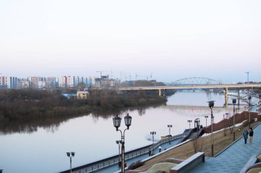 Tyumen, Rusya, 5 Nisan 2019: Üniversite duvarından Tyumen şehrinin nehir kısmının görüntüsü.