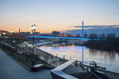 Tyumen, Rusya, 15 Nisan 2020 'de akşam saatlerinde Tyumen seti üzerinde bir pınar yükselmesi.