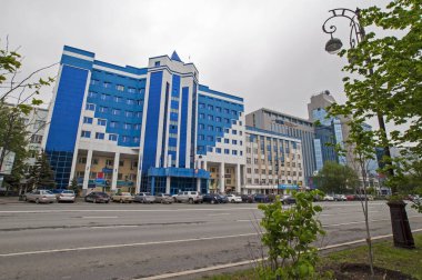 Tyumen, Rusya, 15 Mayıs 2020: Tyumen merkez caddesindeki modern ofis binaları.
