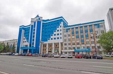 Tyumen, Rusya, 15 Mayıs 2020: Tyumen merkez caddesindeki modern ofis binaları.