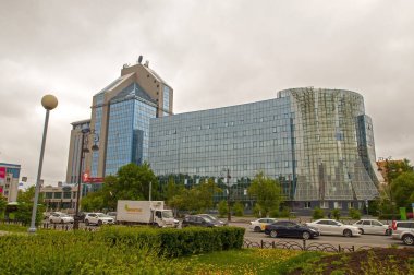 Tyumen, Rusya, 15 Mayıs 2020: Tyumen merkez caddesindeki modern ofis binaları.