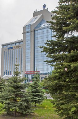 Tyumen, Rusya, 15 Mayıs 2020: Tyumen merkez caddesindeki modern ofis binaları.