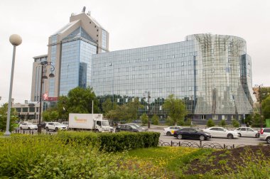 Tyumen, Rusya, 15 Mayıs 2020: Tyumen merkez caddesindeki modern ofis binaları. 