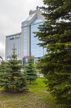 Tyumen, Rusya, 15 Mayıs 2020: Tyumen merkez caddesindeki modern ofis binaları.
