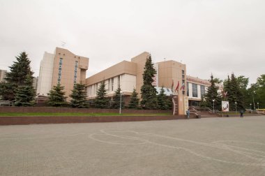 Tyumen, Rusya, 15 Mayıs 2020: Tyumen merkez caddesindeki modern ofis binaları. 