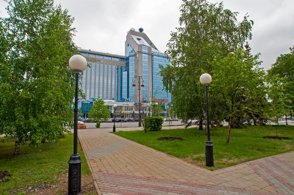 Tyumen Russia May 2020 Σύγχρονα Κτίρια Γραφείων Στον Κεντρικό Δρόμο — Φωτογραφία Αρχείου